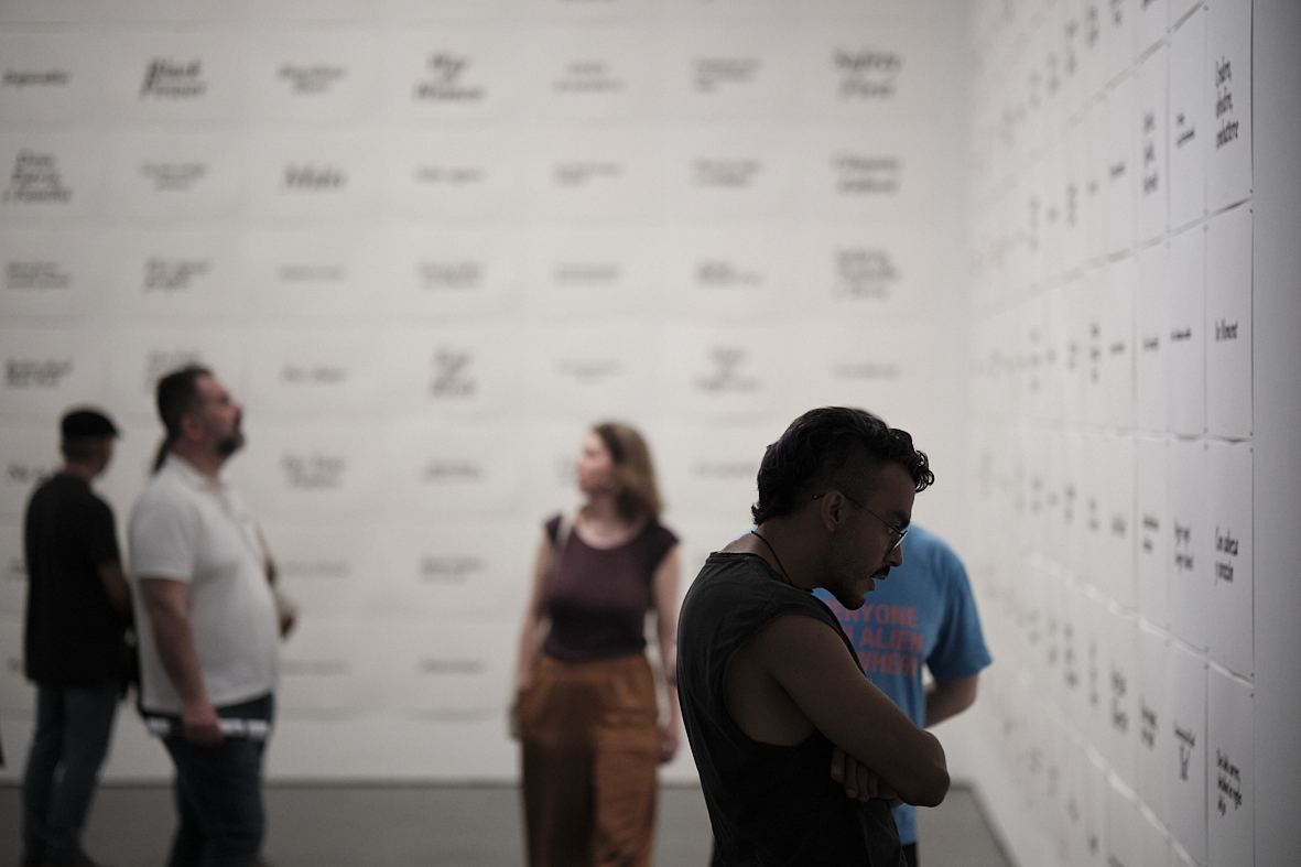 Endinsa’t en les exposicions de la mà de les educadores. Visites comentades