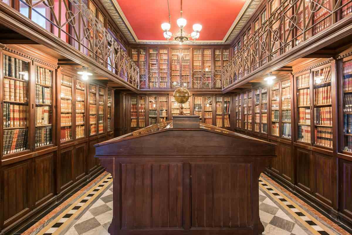 Guided tour 'We say goodbye to summer at the Arús Library'
