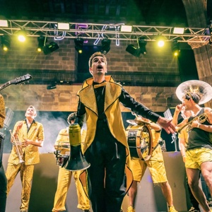 Música con Always Drinking Marching Band