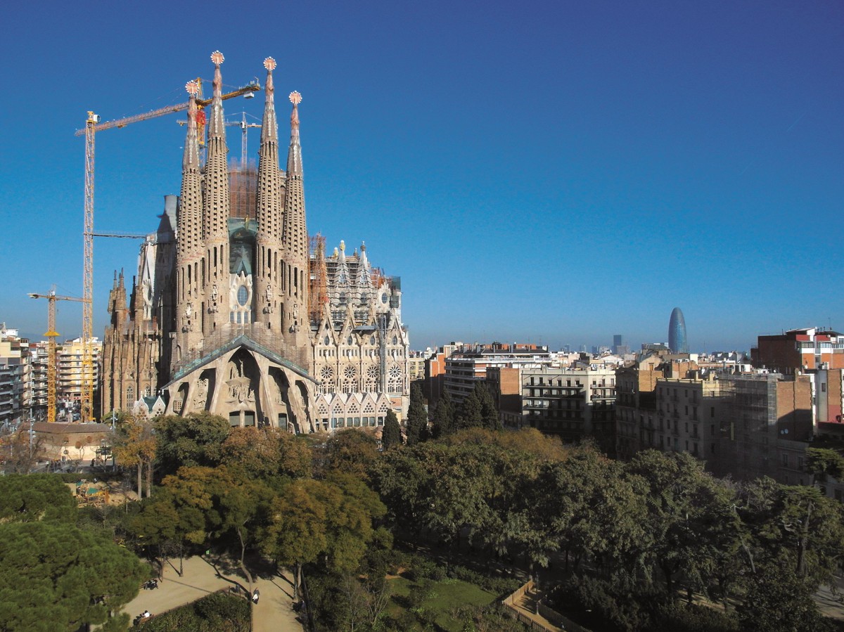 complete la sagrada familia