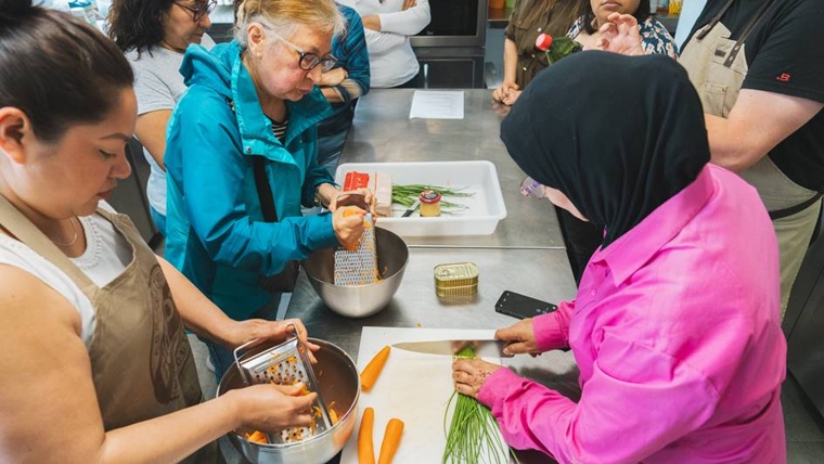 Taller de cuina bàsica tradicional per a treballadores de la llar i les cures