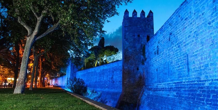 Il·luminació en blau de les Muralles de les Drassanes