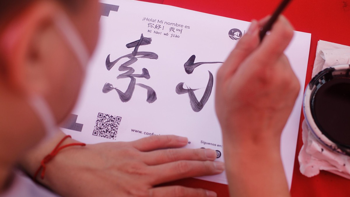 Taller d'estiu de caràcters xinesos, a càrrec de la professora Ma Yao