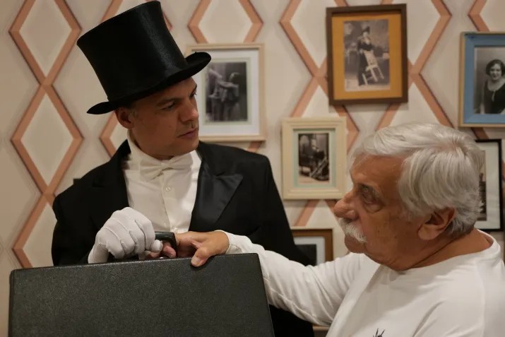 Show "Round Tour. The Man in the Tailcoat"