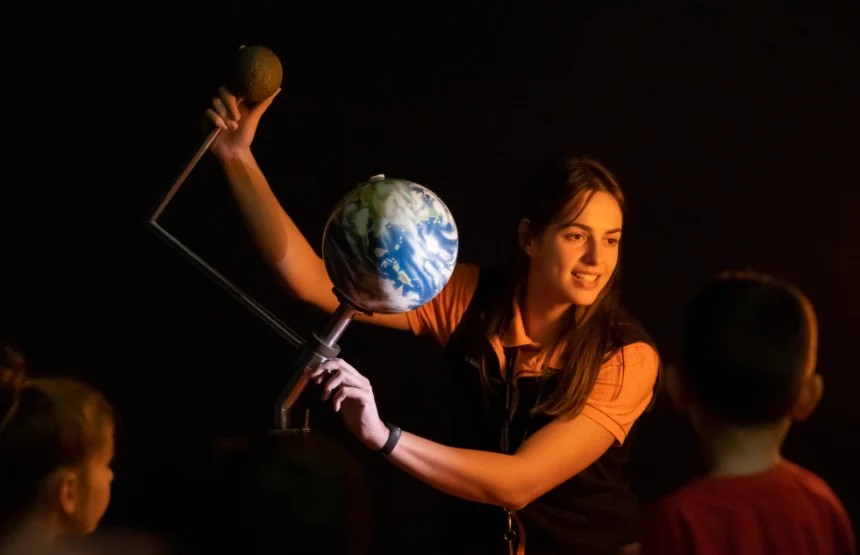 Taller 'Un ball de tres. Sol, Terra, Lluna i els eclipsis'