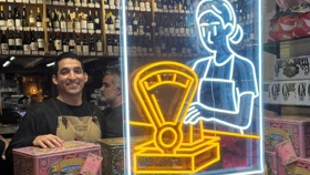 Veiem un dels aparadors que participa a la ruta de comerços emblemàtics Sabors de l'Eixample