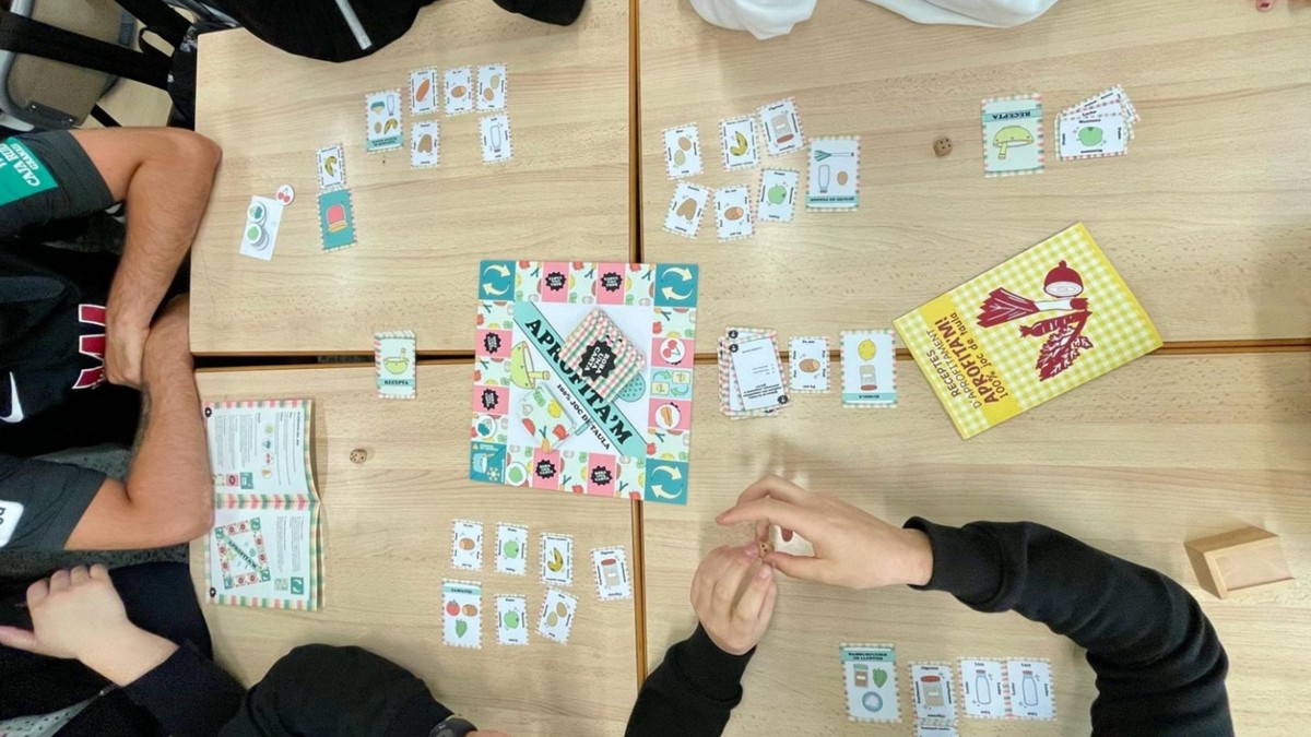 Cooperative games for food use