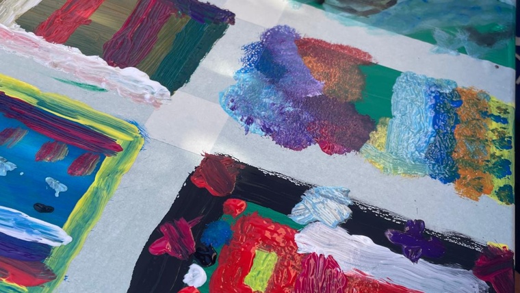 Bild zu Exposició 'Refugi: Dret, no privilegi' in Carrer de la Reina Amàlia 31.