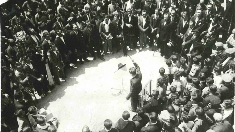 Image for Exposició 'Les flors de maig, cent anys cantant al Raval' at Carrer de la Reina Amàlia 31.