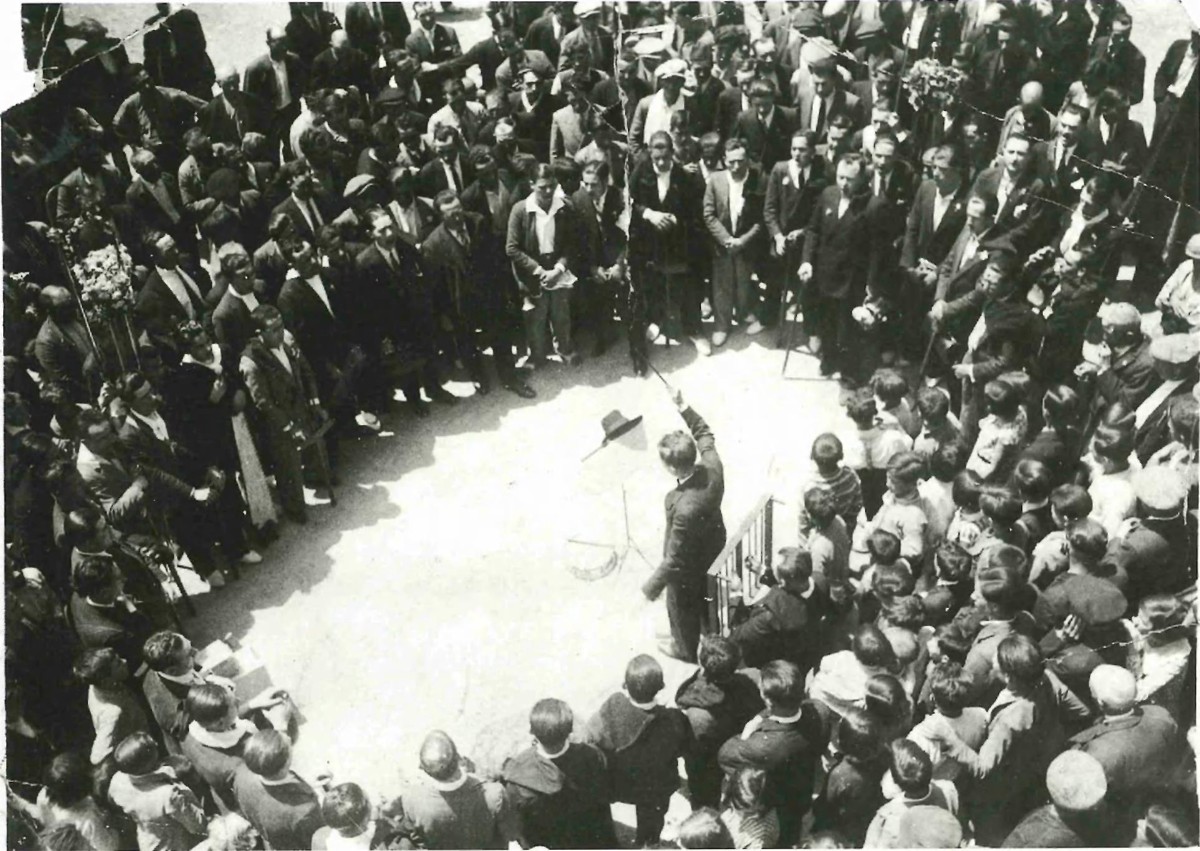 Exposició 'Les flors de maig, cent anys cantant al Raval'
