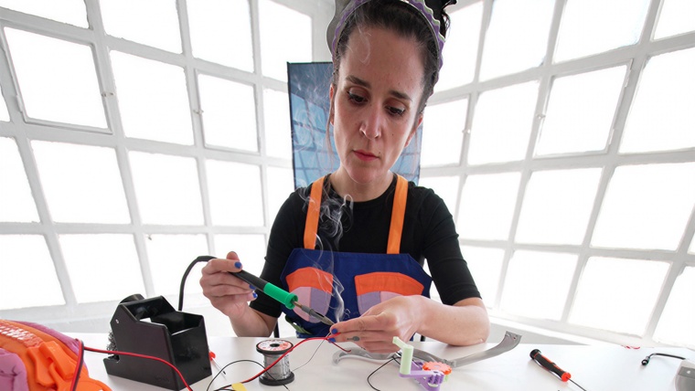 Bild zu Debat i performance 'Reinventant la tecnologia de les cures' in Carrer la Rambla 7.