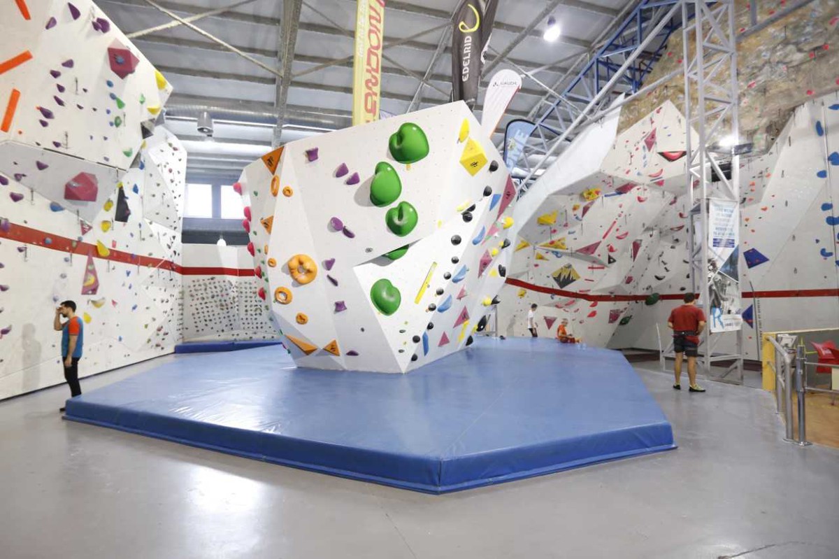 CAMPUS OLÍMPIA ESPECÍFIC CENTRE MUNICIPAL D'ESCALADA LA FOIXARDA - CLIMBAT - CENTRE MUNICIPAL D'ESCALADA CLIMBAT LA FOIXARDA - De 7 a 17 anys - CENTRE MUNICIPAL D'ESCALADA LA FOIXARDA