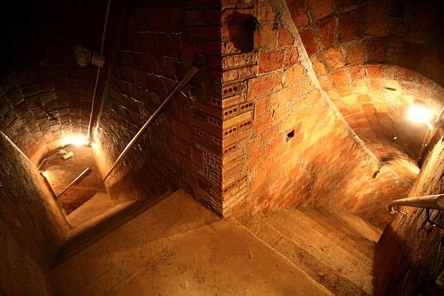 Guided tours of the air-raid shelter in Plaça del Diamant
